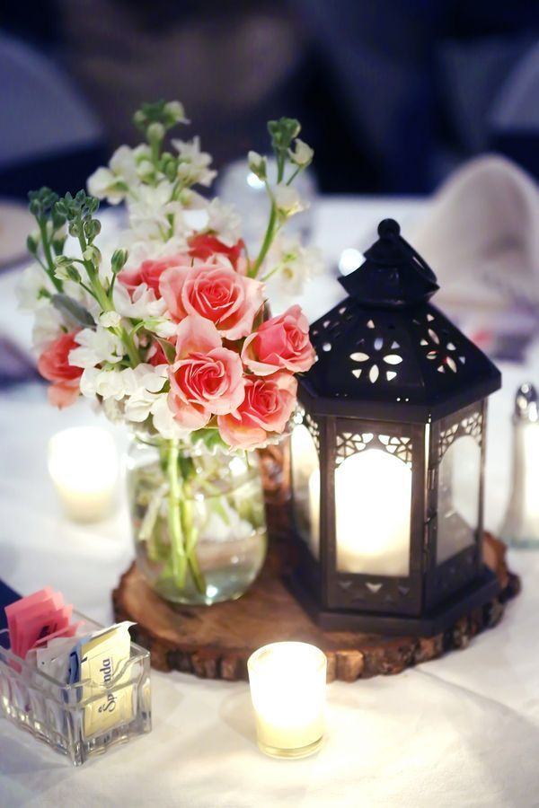 Lindo arranjo com velas em um casamento