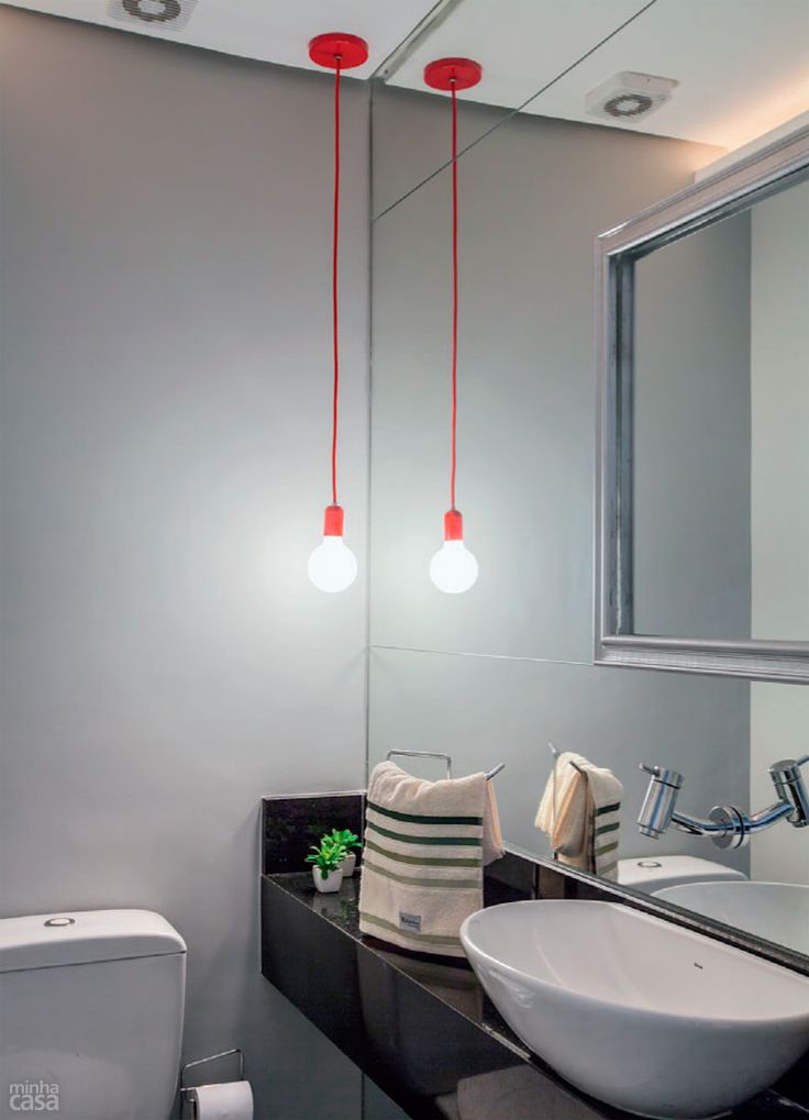 Luz pendurada para deixar banheiro moderno