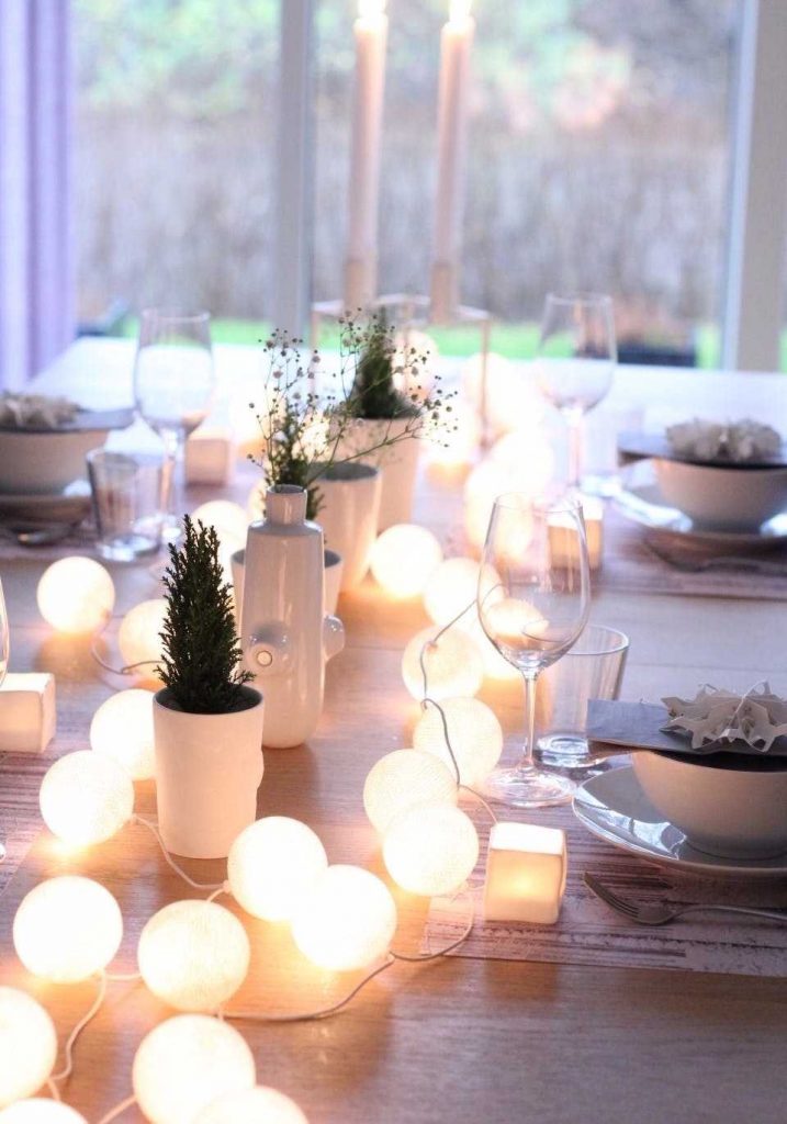 Luzes na decoração da mesa dos convidados