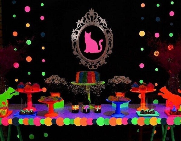 Mesa com tema festa neon