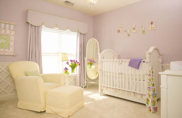 Paredes lilás em quarto para bebê