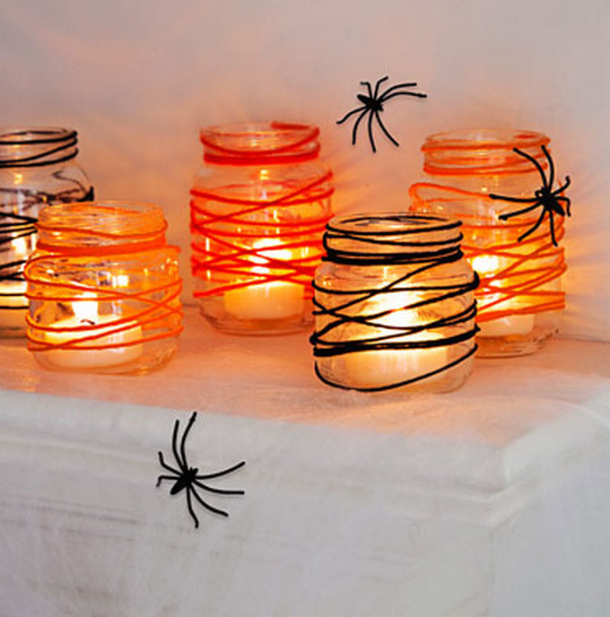 Potes decorados com luzes e aranhas artificiais para halloween