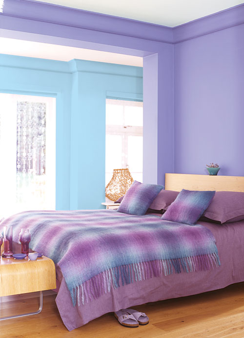 Quarto decorado de casal com roupa de cama em lilás