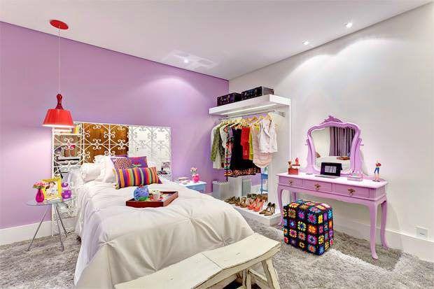 Roupa de cama branca e parede em lilás