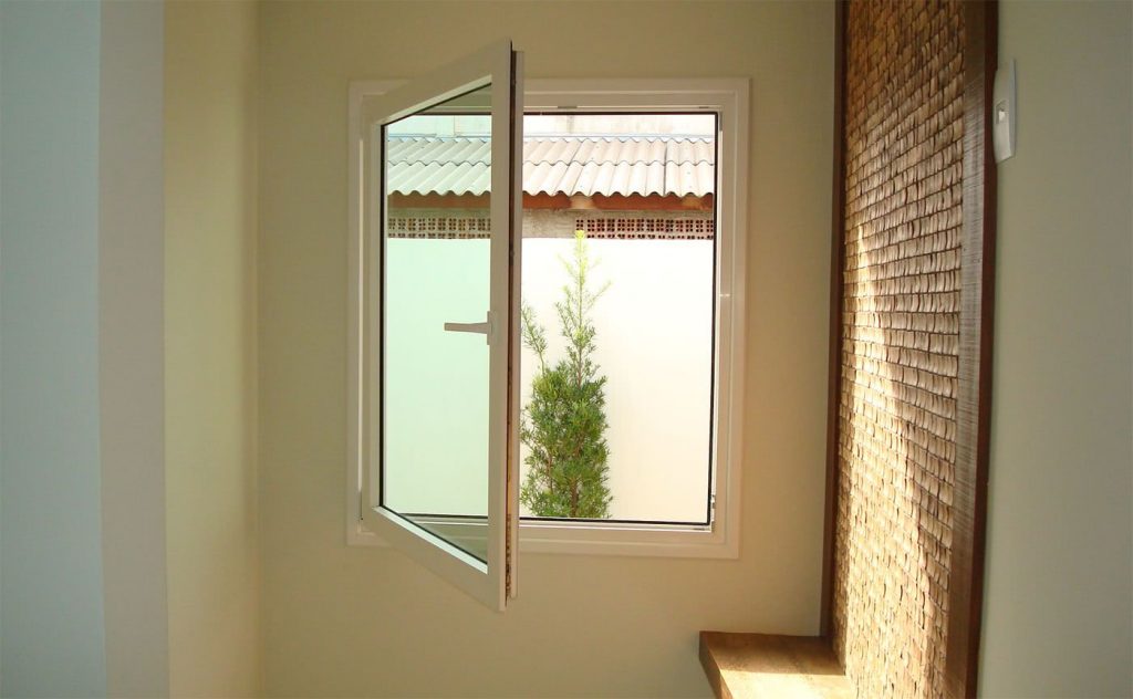 Simples janela confeccionada em alumino