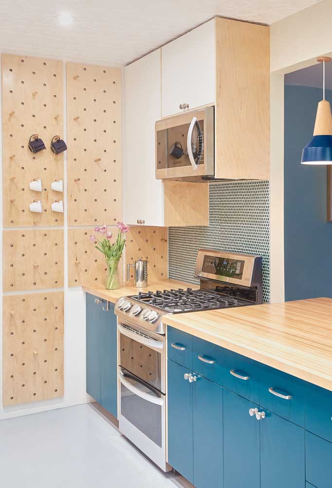 azul e madeira clareada na cozinha