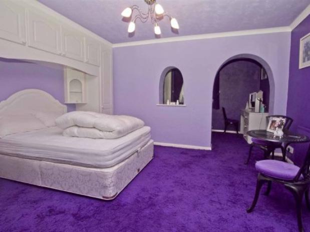 carpete em roxo e paredes em lilás