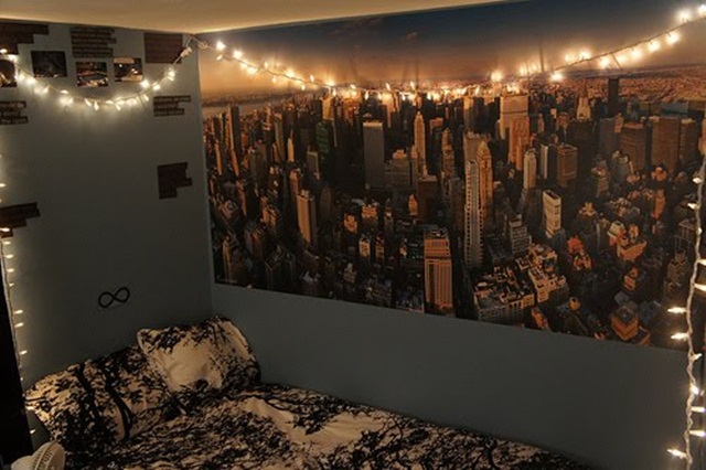 decorando com várias luzes a parede do seu quarto