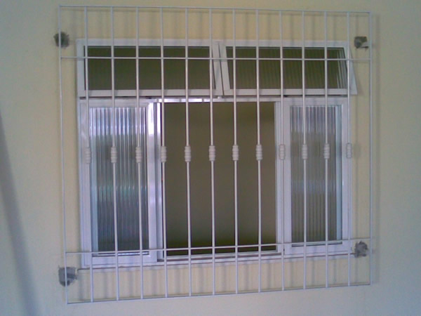 janela com grades verticais