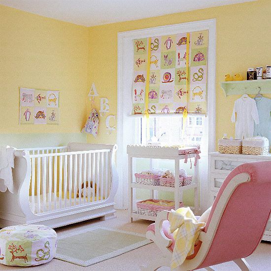 Amarelo fraco e rosa fraco em quarto de bebe