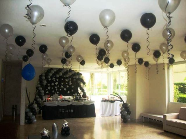 Balões preto e branco colocados no teto para decoração