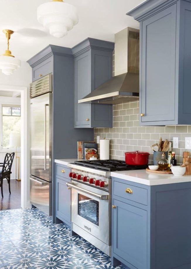 Cozinha com azul neutro