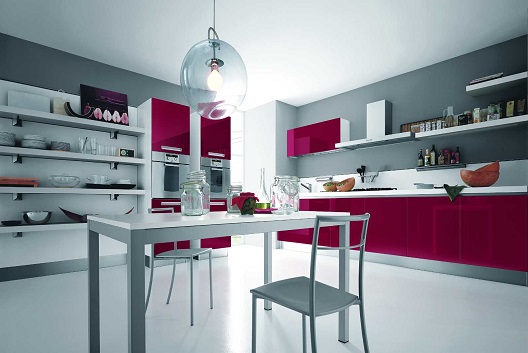 Cozinha com uma linda decoraçãocom rosa forte