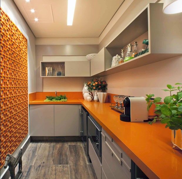 Cozinha laranja e moderna com iluminação comum