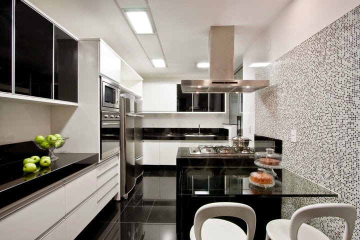 Cozinha moderna com iluminação com luzes compridas