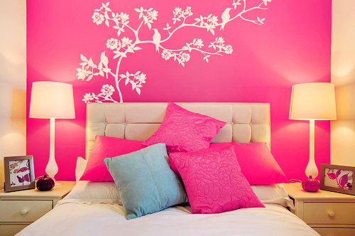 Decoração rosa com detalhes em branco no quarto