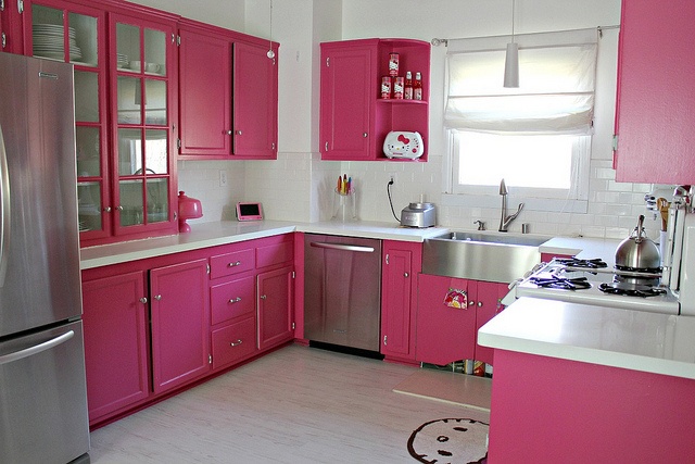Decoração rosa nos ármarios da cozinha