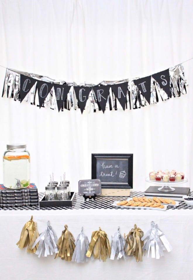 Festinha decorada em preto e branco de forma simples