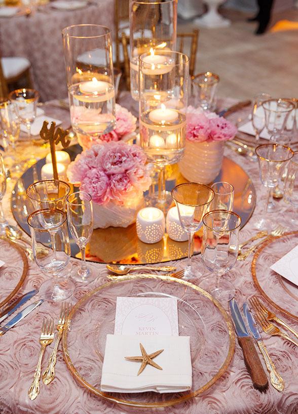 Mesa decorada com rosa e dourado