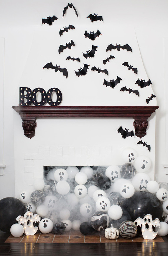 Morcegos pretos e fantasmas branco em um aniversario tematico