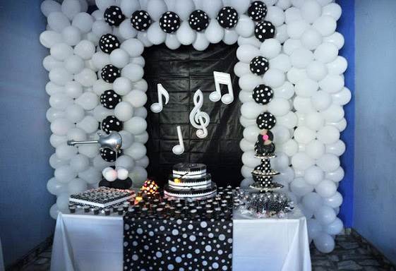 Parede de balões pretos e brancos na decoração