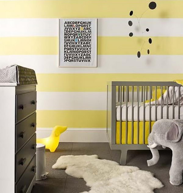 Amarelo claro nas listras e cinza nos móveis no quarto