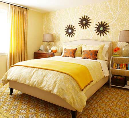 Amarelo claro nas paredes e roupas de cama do quarto