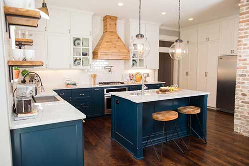 Azul petroleo com bancos de madeira clara na cozinha