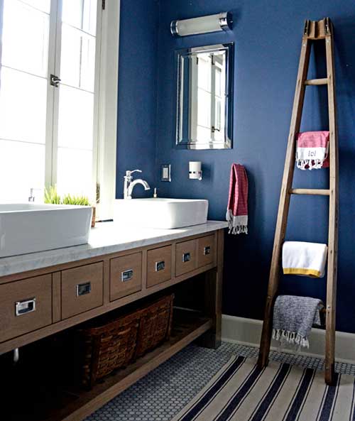 Azul petroleo com detalhes em madeira no banheiro