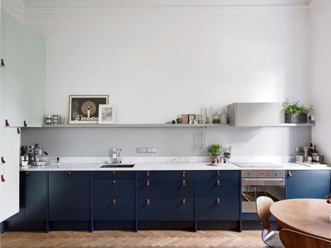 Cozinha azul petroleo com detalhes em madeira