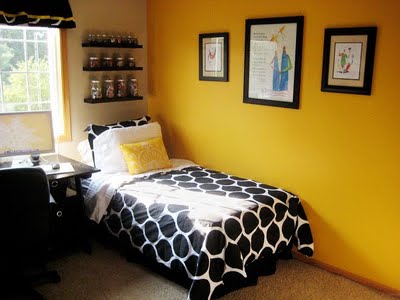 Detalhes em branco e amarelo forte na aprede no quarto