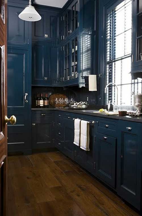 Mobilia da cozinha em azul petroleo