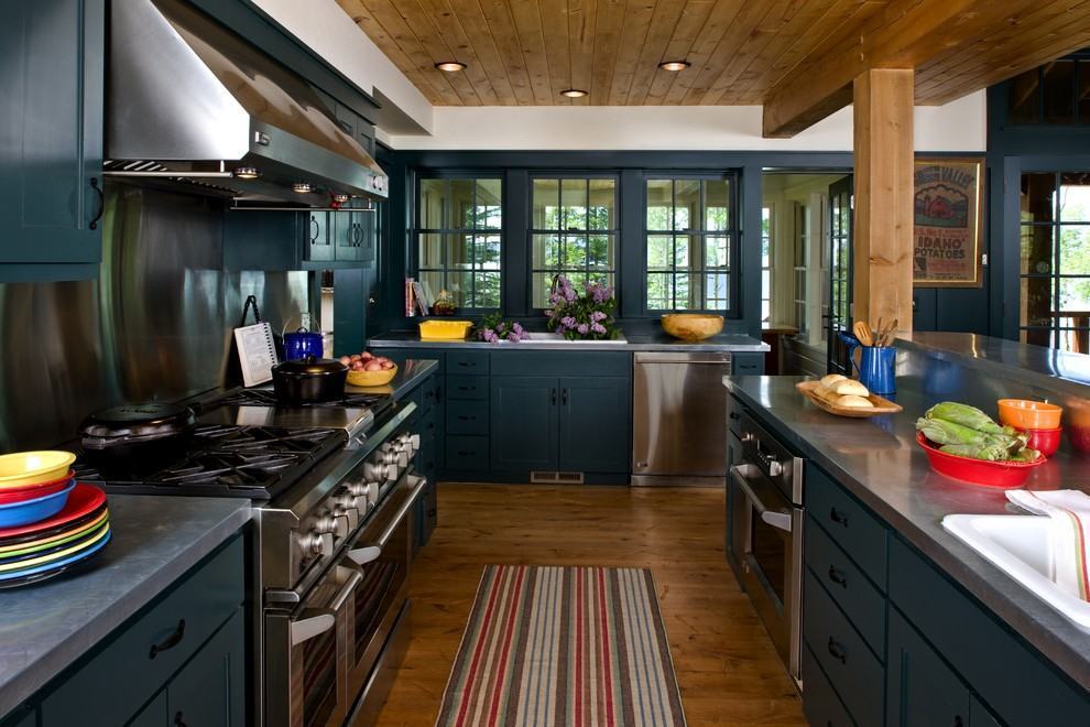 cor azul petroleo na cozinha com chão de madeira