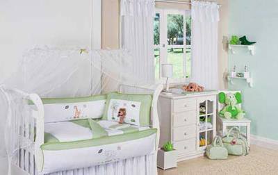 Parede branca com janela e cortinas em um lindo quarto de bebe