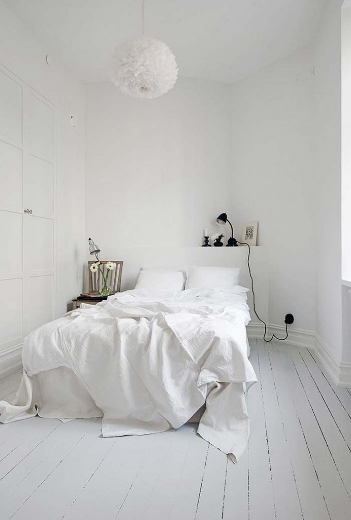 Parede e piso brancos em um quarto lindo e simples