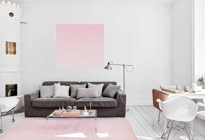 Quadros rosa e grande combinando com uma parede branca