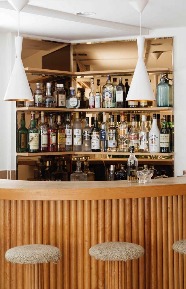 Bar com balcão de madeira e prateleiras de madeira