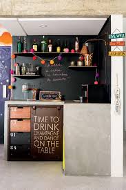Bar dentro de casa com uma bancada em meia lua na parede