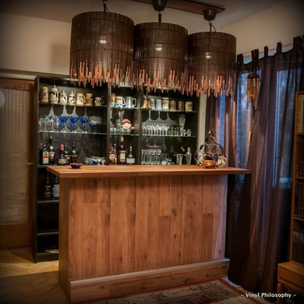 Bar em casa com bancada de madeira grande