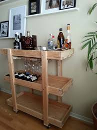 Mesinha para bar feita em madeira com três estanets