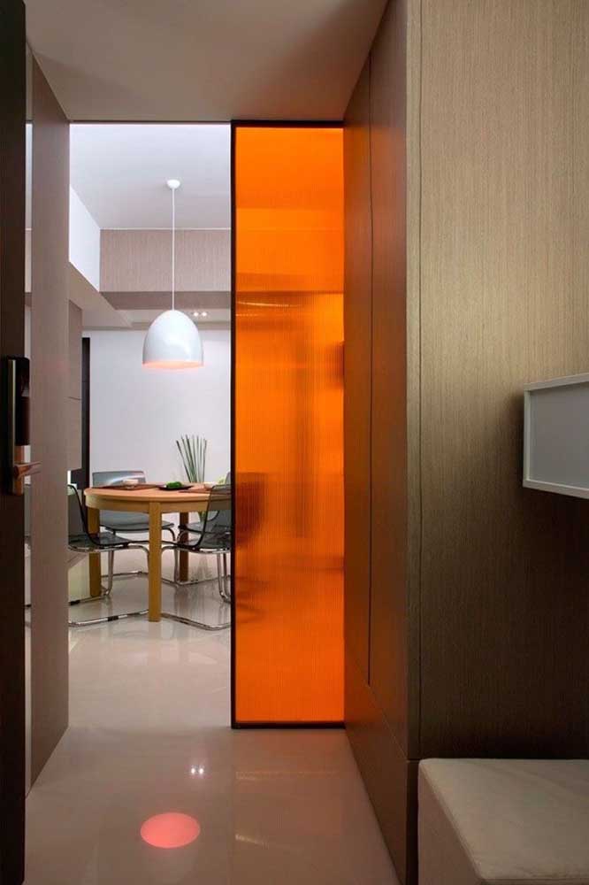 Porta de vidro temperado fumê para a sala com iluminação