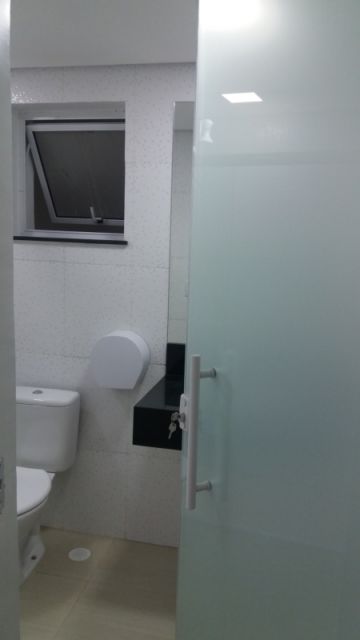 banheiro pequeno com entrada em vidro