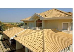 lindo telhado completamente esmaltado de telhas no molde frances