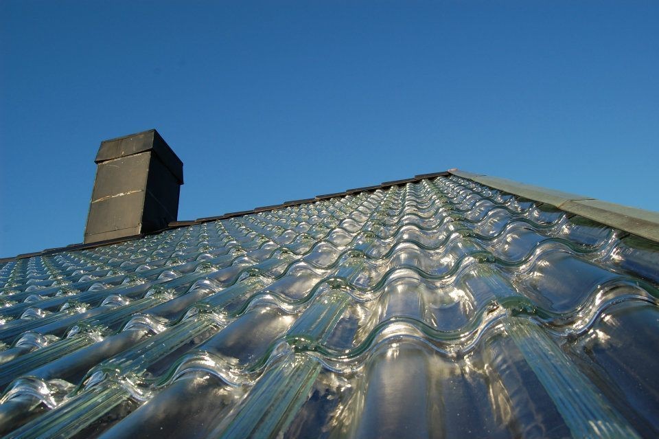 lindo telhado feito com telhas de vidro estilo francesa