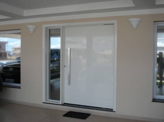 porta branca de alumiuinio com vidro na lateral