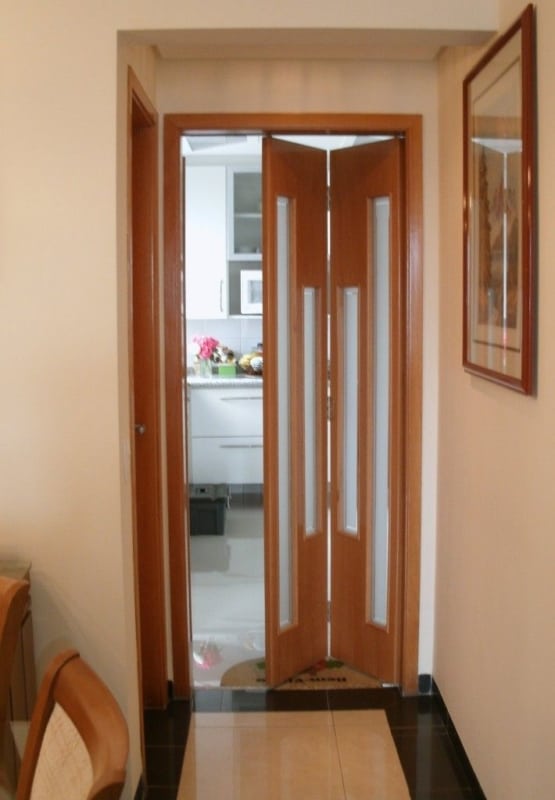 porta de madeira com vidro para a cozinha com folha dupla