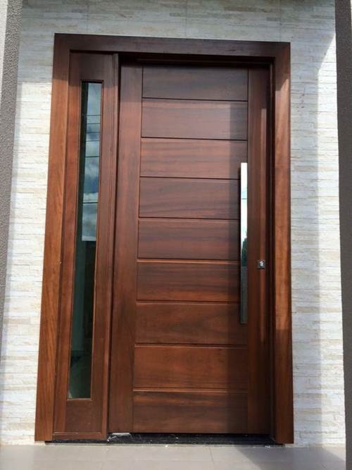 porta de madeira com vidro para quarto e maçaneta grande