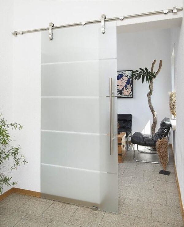 porta de vidro leitoso para banheiro com listras horizontais