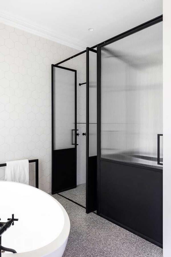 porta de vidro para banheiro com partes pretas