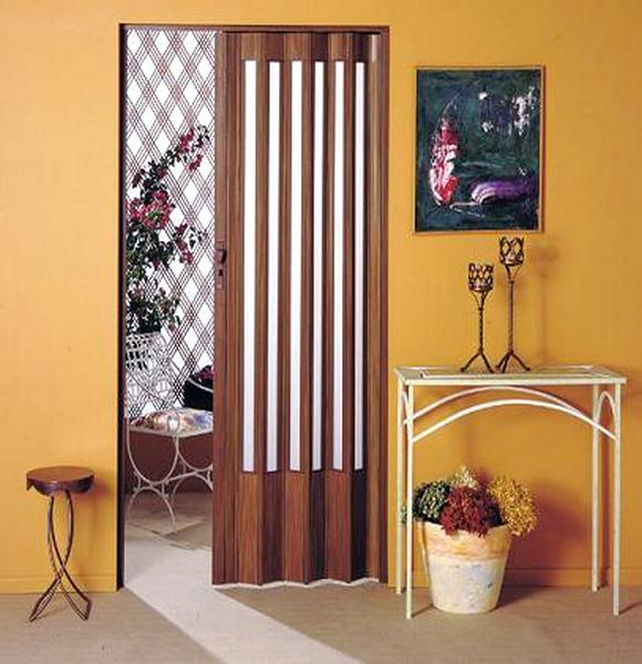 porta simples sanfonada na cozinha com verticais de vidro